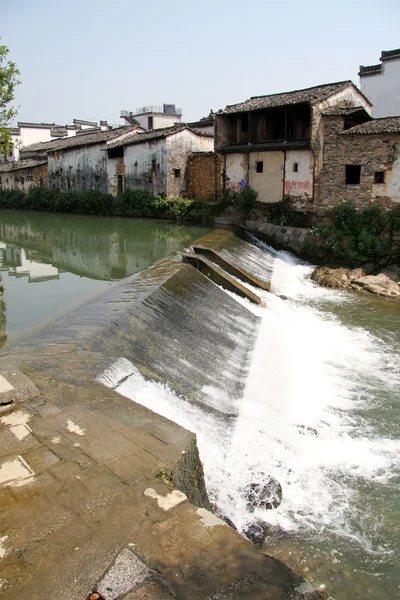 Staudamm und Fluss — Stockfoto