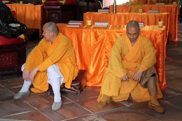Два монаха — стоковое фото