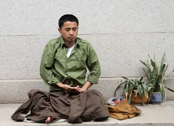 Человек в медитации — стоковое фото