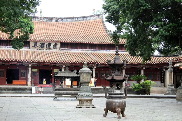 Внутренний двор буддийского храма — стоковое фото