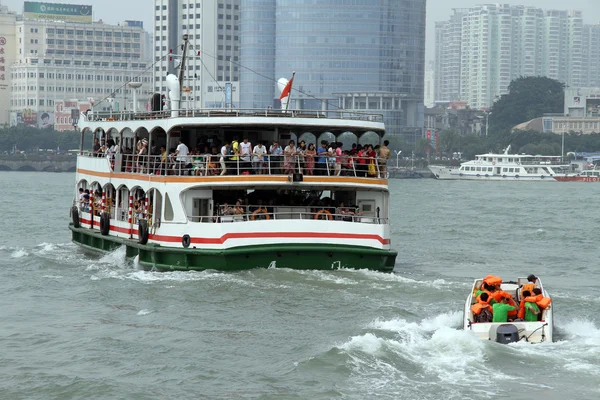 Ferry e barco — Fotografia de Stock