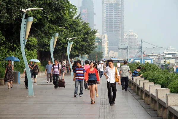 Le persone camminano sulla banchina di Xiamen — Foto Stock