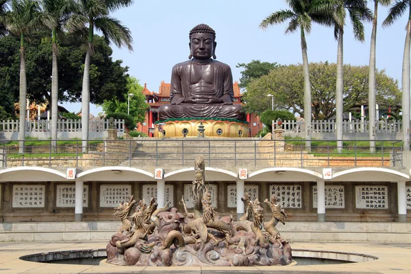 Fontana e Buddha — Foto Stock