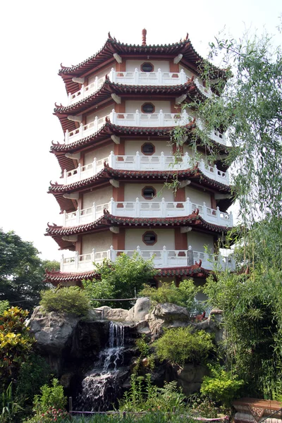 Pagoda i wodospad — Zdjęcie stockowe