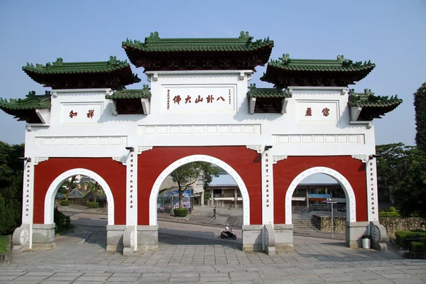Большие ворота с зеленой крышей — стоковое фото
