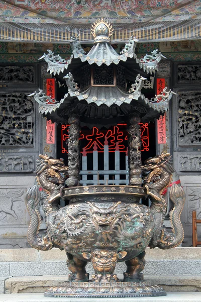 Bronzen statief in tempel — Stockfoto