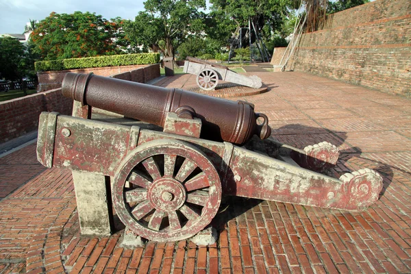 Dvě zbranětvå kanoner — Stockfoto