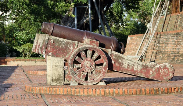 Old bronze gun — Stock Photo, Image