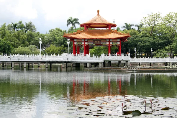 Pagoda a lotus rybník — Stock fotografie