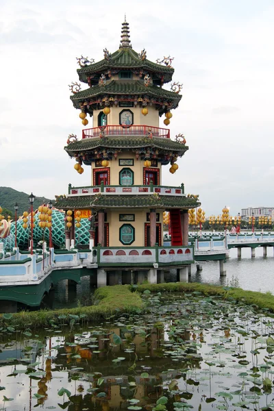 Pagoda y estanque —  Fotos de Stock