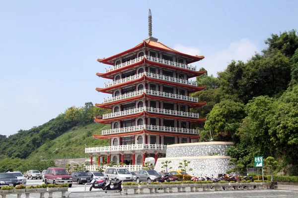 Парковка и пагода — стоковое фото