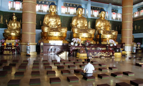 Méditation dans le temple — Photo