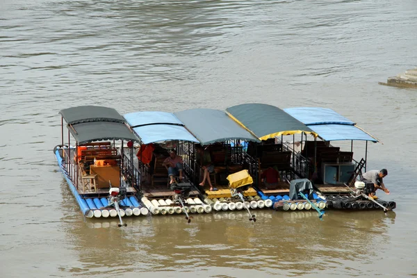 Boote auf dem Fluss — Stockfoto