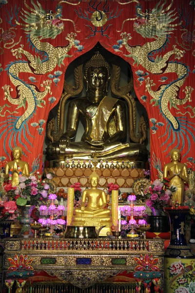 Boeddha met geelBuddha ve Tapınak — Stok fotoğraf