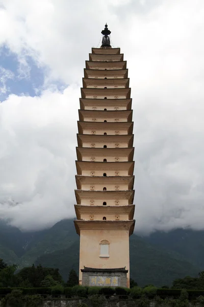 Nuvole e pagoda — Foto Stock