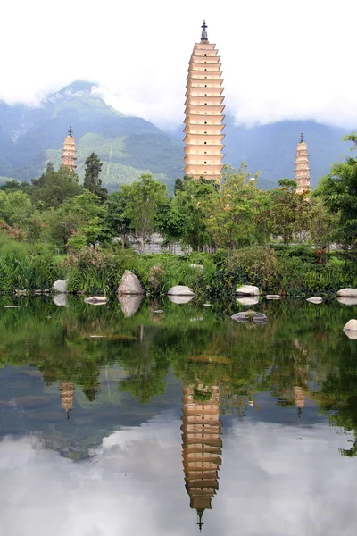 Stagno e pagode — Foto Stock