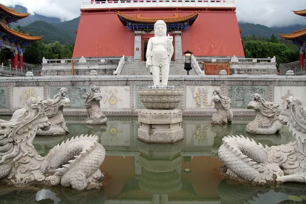 Szökőkút és buddhista templom — Stock Fotó