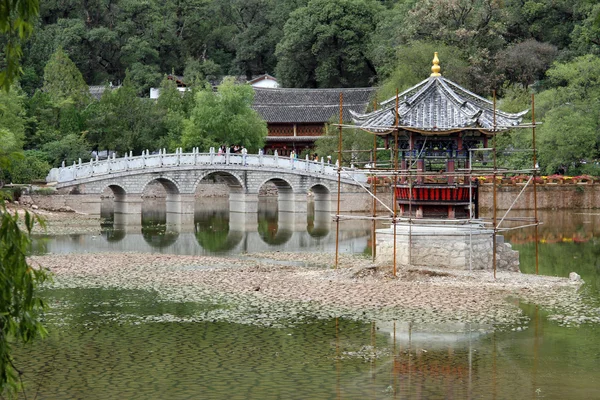 Vatten och pagoda — Stockfoto