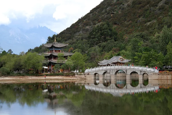 Пагода и мост — стоковое фото