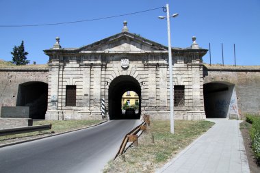 yol ve büyük kapısı