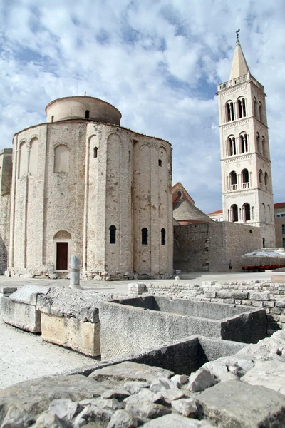 Fórum romano e igreja no centro de Zadar, Croácia — Fotografia de Stock