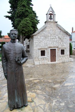 Bronz keşiş ve kilise