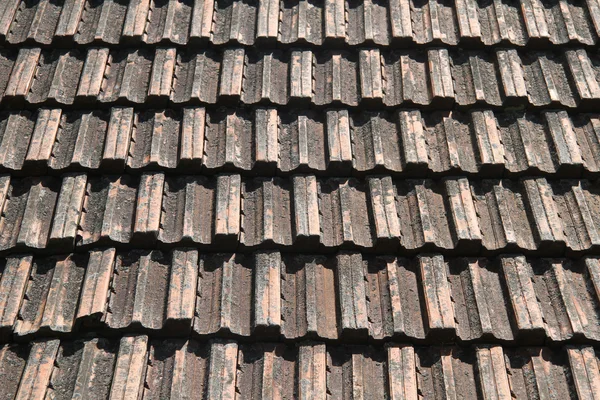 Stará kachlová střecha — Stock fotografie