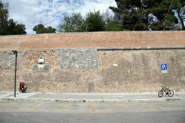 Parking near the wall — Stock Photo, Image