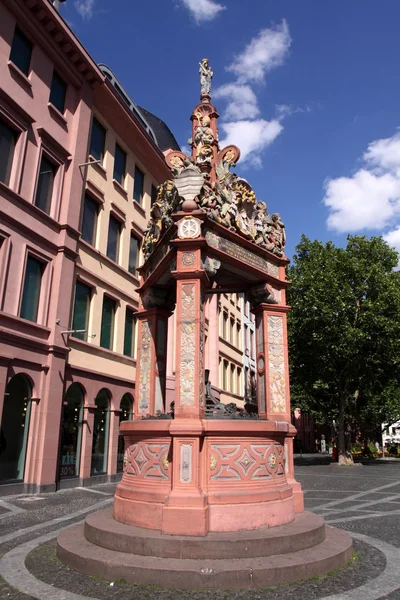 Der alte Ziehbrunnen in Mainz — Stockfoto