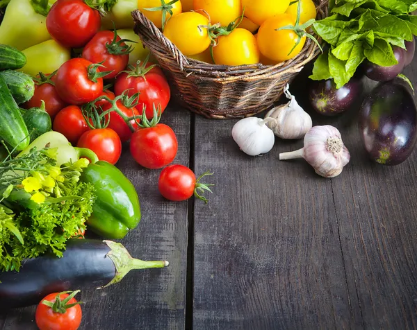 Gospodarstwa świeże warzywa i owoce — Zdjęcie stockowe