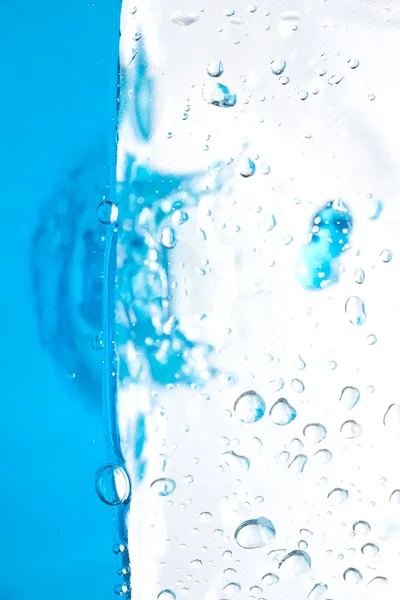 Брызги воды и пузыри — стоковое фото