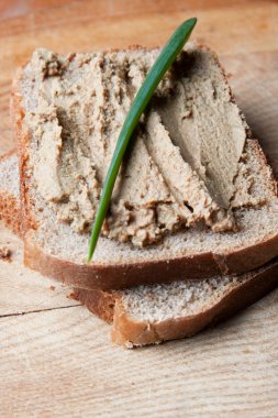 karaciğer pate dilimlenmiş ekmek üzerinde