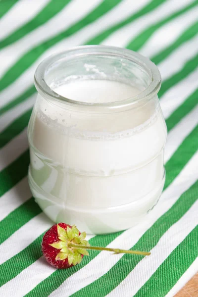 Natuurlijke yoghurt op gestreepte doek — Stockfoto