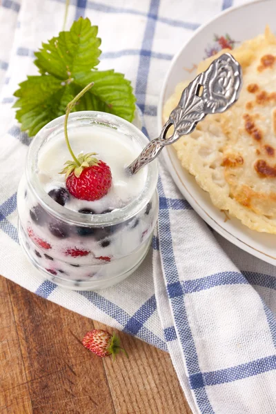 Romige yoghurt en verse bessen — Stockfoto