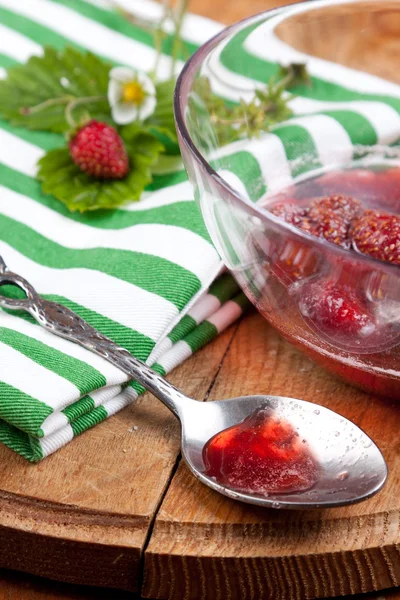 Cuchara de plata con mermelada de fresa — Foto de Stock