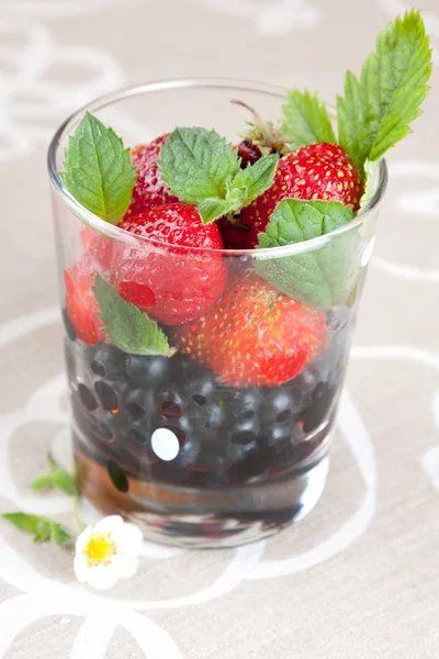 Fresh blackberries and strawberries — Stock Photo, Image
