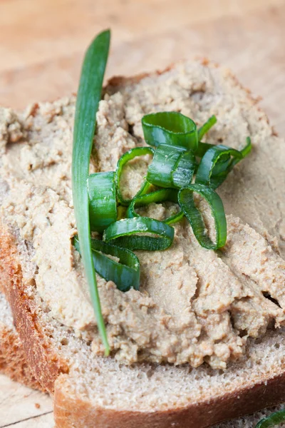 karaciğer pate dilimlenmiş ekmek üzerinde