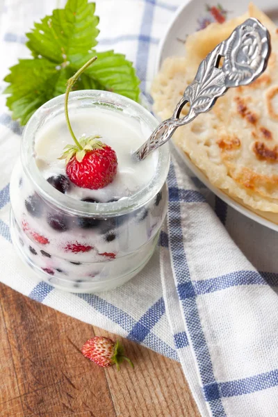 Romige yoghurt en verse bessen — Stockfoto