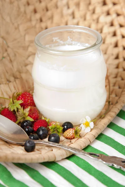 Yogur cremoso en frasco de vidrio —  Fotos de Stock