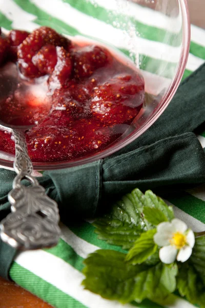 Tazón de mermelada de fresa entera — Foto de Stock