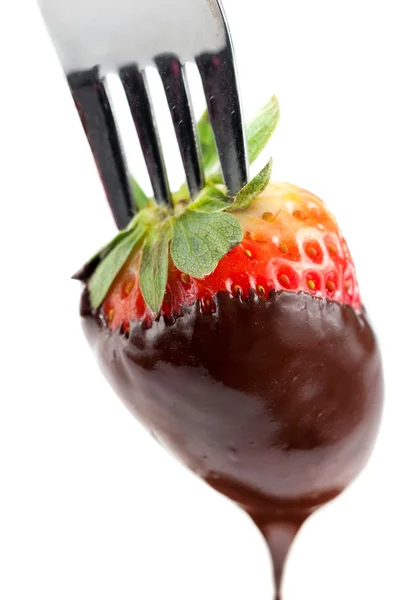 Verse aardbeien met gesmolten chocolade — Stockfoto
