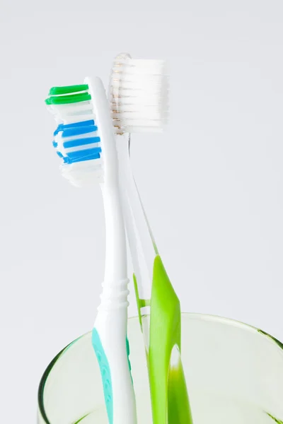 Δύο οδοντόβουρτσες σε ένα ποτήρι — Φωτογραφία Αρχείου