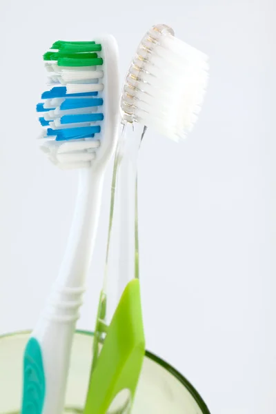 Dos cepillos de dientes en un vaso —  Fotos de Stock