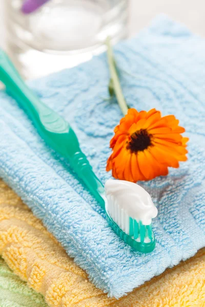 Οδοντόβουρτσα με οδοντόκρεμα πάνω του νωπά πετσέτες — Φωτογραφία Αρχείου