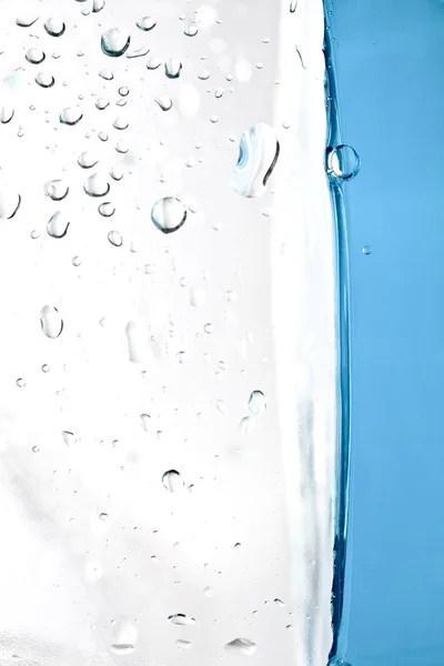 Achtergrond blauw water en druppels op glas — Stockfoto