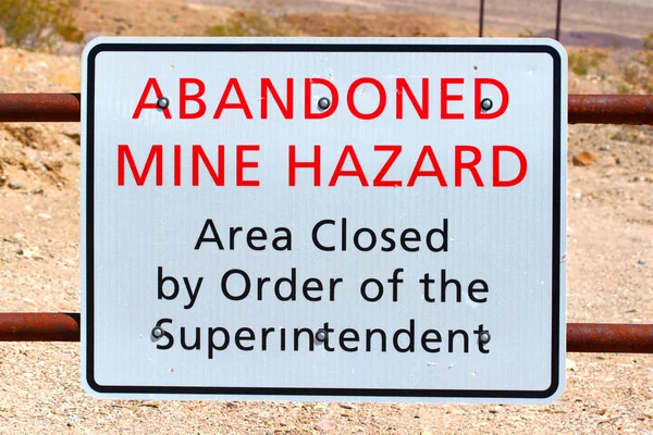 Señal de peligro de minas abandonadas —  Fotos de Stock
