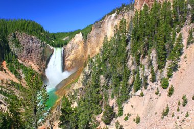 yellowstone Nehri'nin aşağı düşüyor