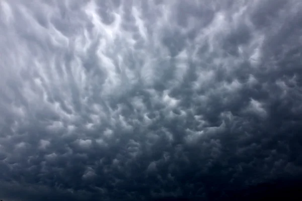 Nuvens de trovoada escuras — Fotografia de Stock