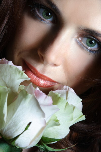 Portrait of a beautiful green-eyed woman with roses