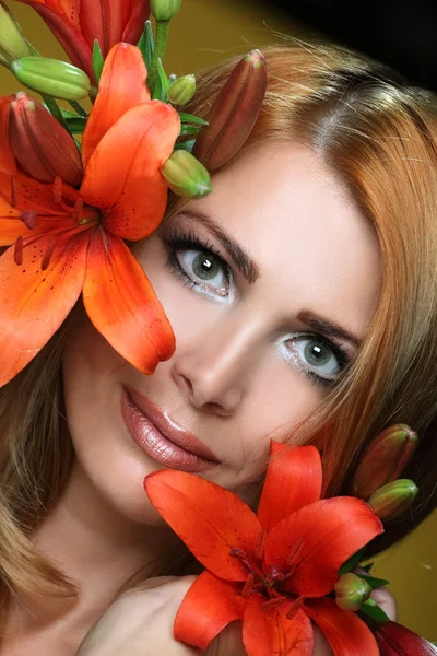 Женщина и цветы — стоковое фото